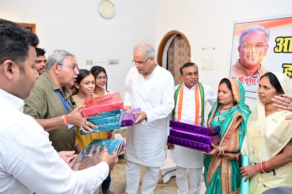 मुख्यमंत्री ने मठपारा निवासी राजू नायक के घर पर लिया स्वादिष्ट छत्तीसगढ़ी भोजन का आनंद .. Kshiti Technologies मुख्यमंत्री ने मठपारा निवासी राजू नायक के घर पर लिया स्वादिष्ट छत्तीसगढ़ी भोजन का आनंद .. Kshiti Technologies