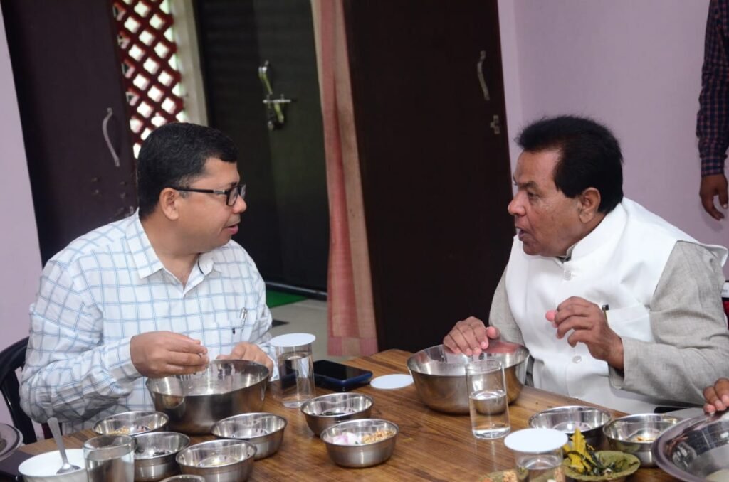 कलेक्टर और एसपी ने श्रमिक संगठन के पदाधिकारियों के साथ बोरेबासी खाकर श्रमिकों का किया सम्मान .. Kshiti Technologies कलेक्टर और एसपी ने श्रमिक संगठन के पदाधिकारियों के साथ बोरेबासी खाकर श्रमिकों का किया सम्मान .. Kshiti Technologies