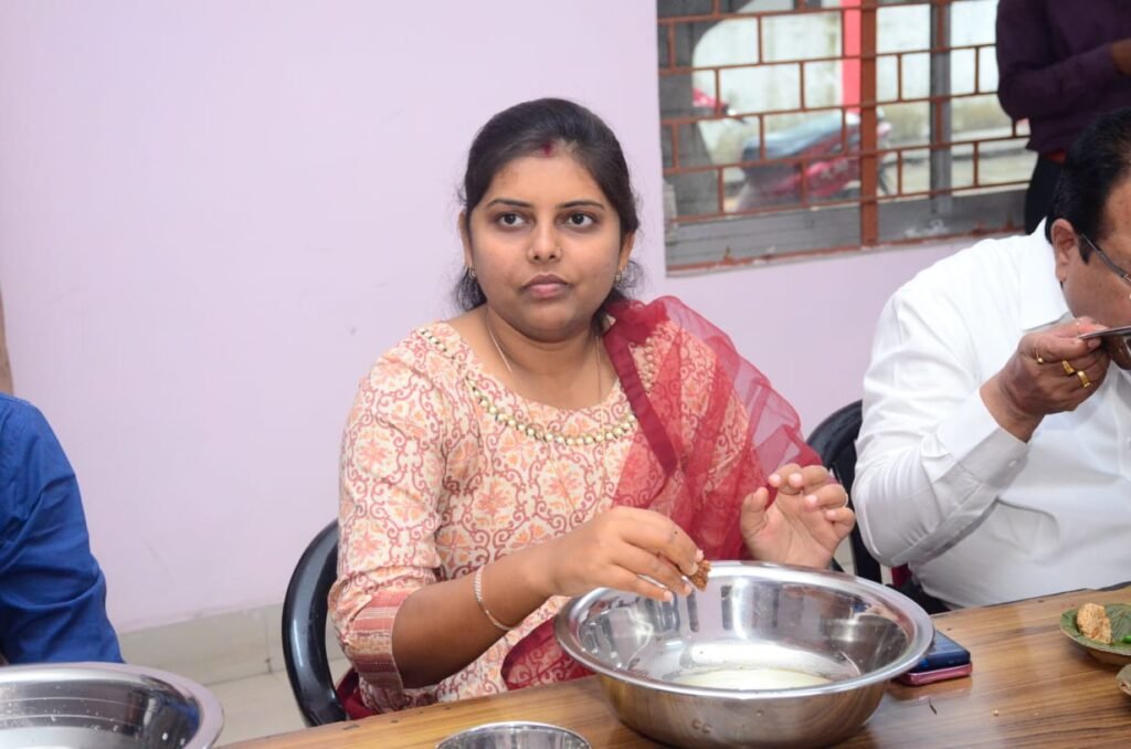 कलेक्टर और एसपी ने श्रमिक संगठन के पदाधिकारियों के साथ बोरेबासी खाकर श्रमिकों का किया सम्मान .. Kshiti Technologies कलेक्टर और एसपी ने श्रमिक संगठन के पदाधिकारियों के साथ बोरेबासी खाकर श्रमिकों का किया सम्मान .. Kshiti Technologies