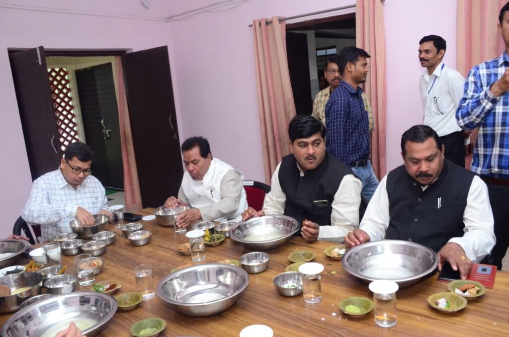 कलेक्टर और एसपी ने श्रमिक संगठन के पदाधिकारियों के साथ बोरेबासी खाकर श्रमिकों का किया सम्मान .. Kshiti Technologies कलेक्टर और एसपी ने श्रमिक संगठन के पदाधिकारियों के साथ बोरेबासी खाकर श्रमिकों का किया सम्मान .. Kshiti Technologies