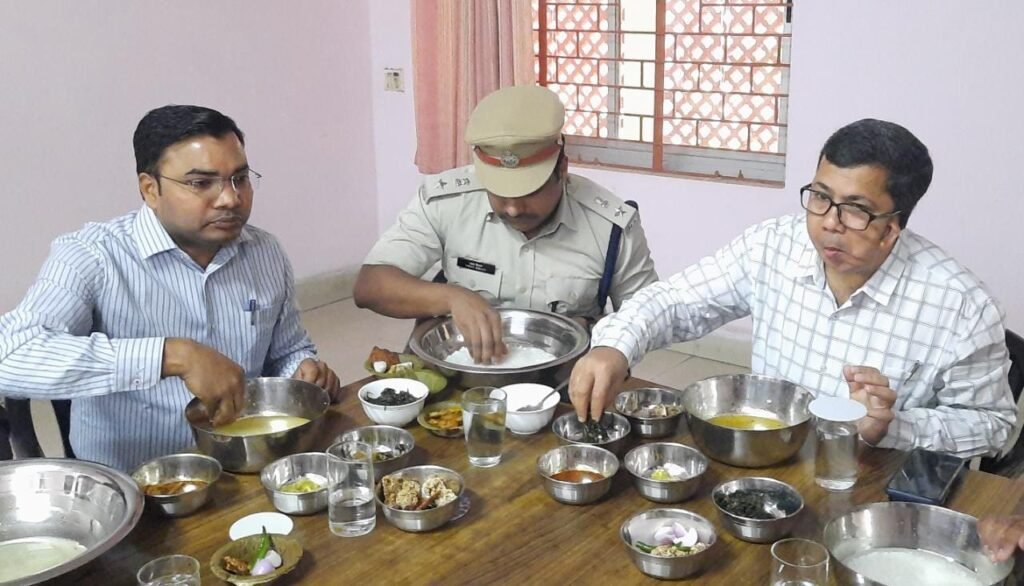 कलेक्टर और एसपी ने श्रमिक संगठन के पदाधिकारियों के साथ बोरेबासी खाकर श्रमिकों का किया सम्मान .. Kshiti Technologies कलेक्टर और एसपी ने श्रमिक संगठन के पदाधिकारियों के साथ बोरेबासी खाकर श्रमिकों का किया सम्मान .. Kshiti Technologies