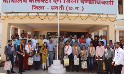 कलेक्टर ने उत्तीर्ण विद्यार्थियों को बधाई और शुभकामनाएं देकर कलेक्ट्रेट कार्यालय में किया सम्मानित .. Kshiti Technologies