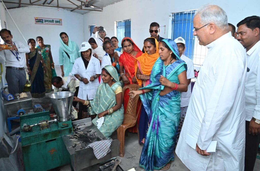 रूरल इंडस्ट्रियल पार्क से समूह की महिलाओं को मिला अपने पैरों पर खड़े होने का हौसला .. Kshiti Technologies