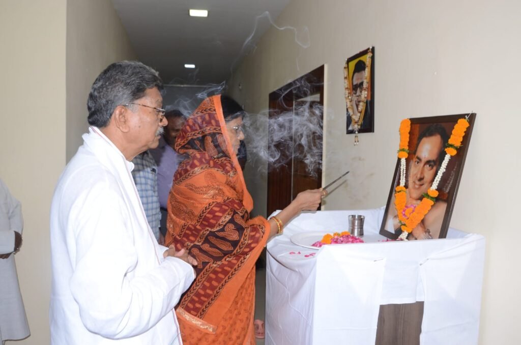 विधानसभा अध्यक्ष डॉ. चरणदास महंत एवं कोरबा सांसद ज्योत्सना महंत ने भारत के पूर्व प्रधानमंत्री राजीव गांधी की पुण्यतिथि पर पुष्पांजलि अर्पित कर किया नमन .. Kshiti Technologies विधानसभा अध्यक्ष डॉ. चरणदास महंत एवं कोरबा सांसद ज्योत्सना महंत ने भारत के पूर्व प्रधानमंत्री राजीव गांधी की पुण्यतिथि पर पुष्पांजलि अर्पित कर किया नमन .. Kshiti Technologies