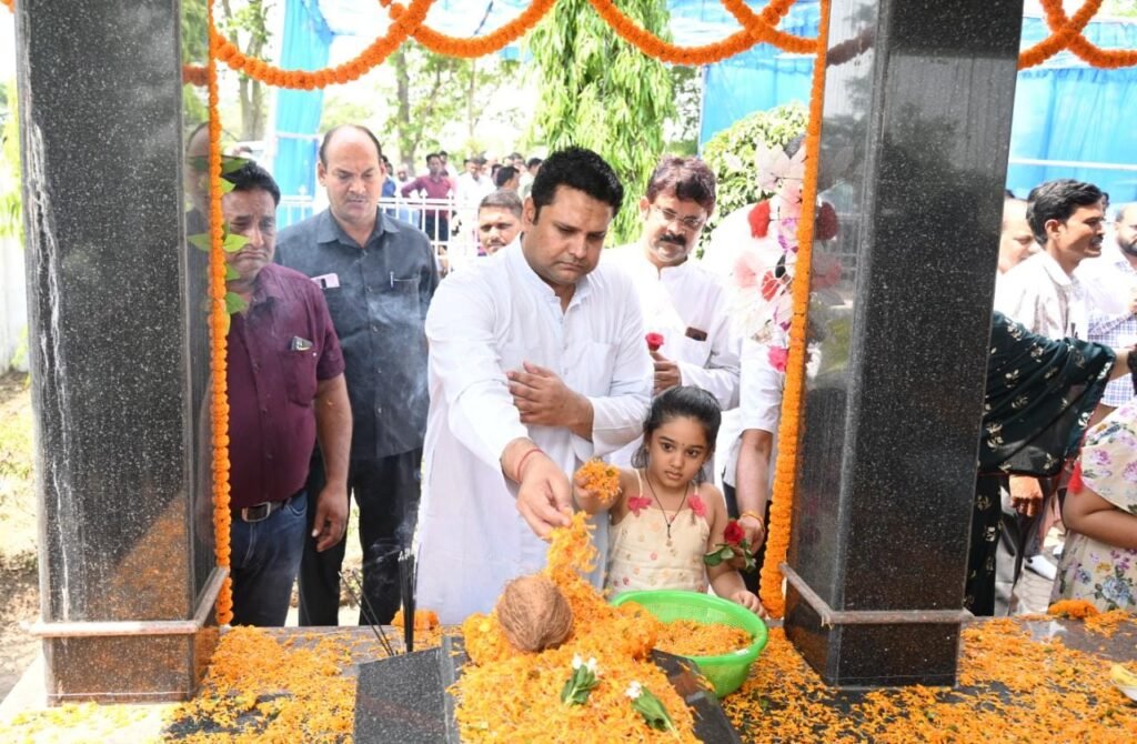 शहीद स्व. नंदकुमार पटेल एवं स्व. दिनेश पटेल की पुण्यतिथि पर उच्च शिक्षा मंत्री उमेश पटेल ने परिजनों के संग दी श्रद्धांजलि .. Kshiti Technologies शहीद स्व. नंदकुमार पटेल एवं स्व. दिनेश पटेल की पुण्यतिथि पर उच्च शिक्षा मंत्री उमेश पटेल ने परिजनों के संग दी श्रद्धांजलि .. Kshiti Technologies