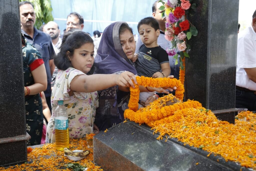 शहीद स्व. नंदकुमार पटेल एवं स्व. दिनेश पटेल की पुण्यतिथि पर उच्च शिक्षा मंत्री उमेश पटेल ने परिजनों के संग दी श्रद्धांजलि .. Kshiti Technologies शहीद स्व. नंदकुमार पटेल एवं स्व. दिनेश पटेल की पुण्यतिथि पर उच्च शिक्षा मंत्री उमेश पटेल ने परिजनों के संग दी श्रद्धांजलि .. Kshiti Technologies
