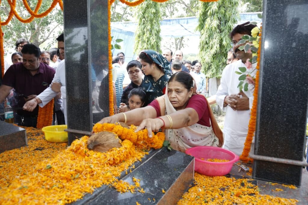 शहीद स्व. नंदकुमार पटेल एवं स्व. दिनेश पटेल की पुण्यतिथि पर उच्च शिक्षा मंत्री उमेश पटेल ने परिजनों के संग दी श्रद्धांजलि .. Kshiti Technologies शहीद स्व. नंदकुमार पटेल एवं स्व. दिनेश पटेल की पुण्यतिथि पर उच्च शिक्षा मंत्री उमेश पटेल ने परिजनों के संग दी श्रद्धांजलि .. Kshiti Technologies