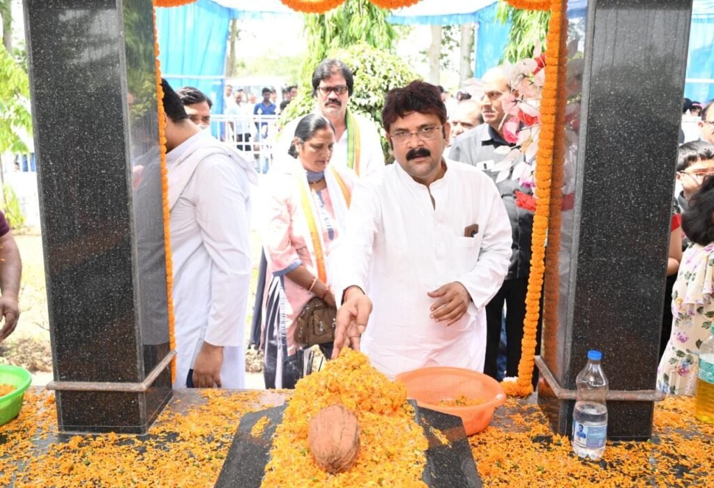 शहीद स्व. नंदकुमार पटेल एवं स्व. दिनेश पटेल की पुण्यतिथि पर उच्च शिक्षा मंत्री उमेश पटेल ने परिजनों के संग दी श्रद्धांजलि .. Kshiti Technologies शहीद स्व. नंदकुमार पटेल एवं स्व. दिनेश पटेल की पुण्यतिथि पर उच्च शिक्षा मंत्री उमेश पटेल ने परिजनों के संग दी श्रद्धांजलि .. Kshiti Technologies