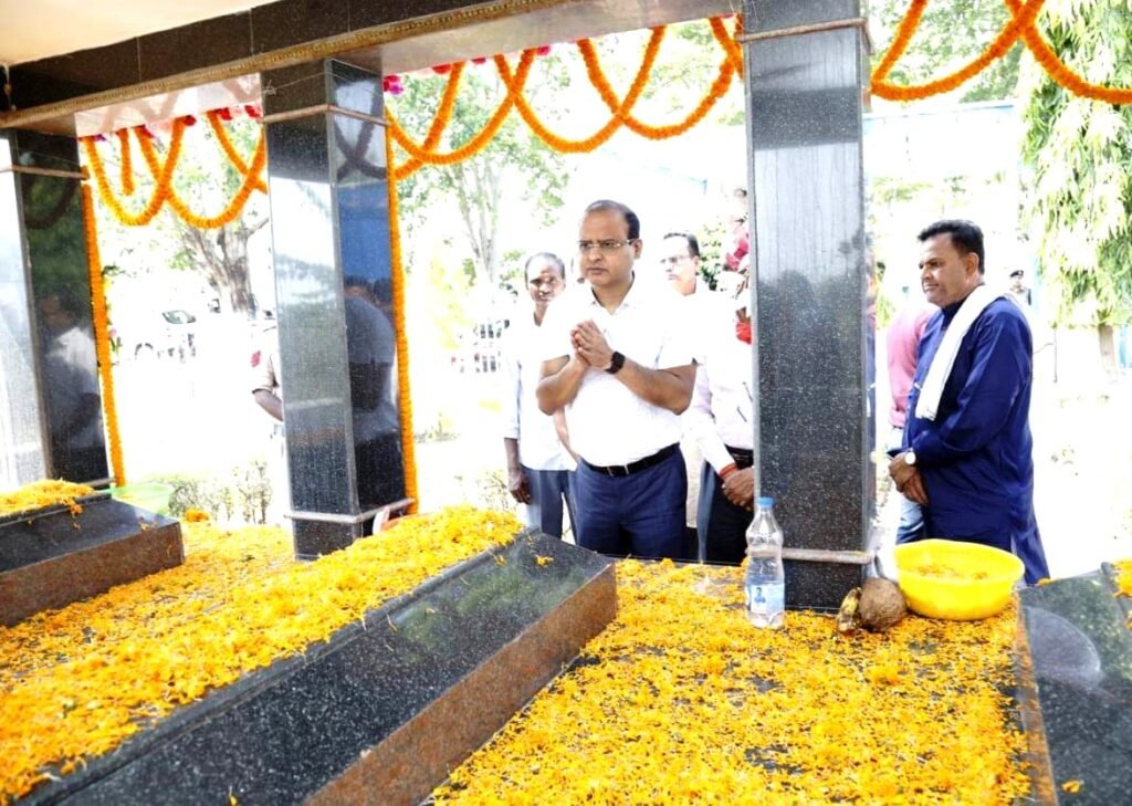 शहीद स्व. नंदकुमार पटेल एवं स्व. दिनेश पटेल की पुण्यतिथि पर उच्च शिक्षा मंत्री उमेश पटेल ने परिजनों के संग दी श्रद्धांजलि .. Kshiti Technologies शहीद स्व. नंदकुमार पटेल एवं स्व. दिनेश पटेल की पुण्यतिथि पर उच्च शिक्षा मंत्री उमेश पटेल ने परिजनों के संग दी श्रद्धांजलि .. Kshiti Technologies