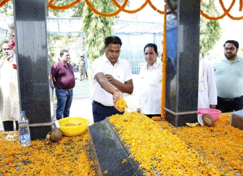शहीद स्व. नंदकुमार पटेल एवं स्व. दिनेश पटेल की पुण्यतिथि पर उच्च शिक्षा मंत्री उमेश पटेल ने परिजनों के संग दी श्रद्धांजलि .. Kshiti Technologies शहीद स्व. नंदकुमार पटेल एवं स्व. दिनेश पटेल की पुण्यतिथि पर उच्च शिक्षा मंत्री उमेश पटेल ने परिजनों के संग दी श्रद्धांजलि .. Kshiti Technologies