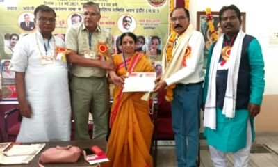 मकस कहानिका राज्य प्रभारी छत्तीसगढ़ नरेन्द्र वैष्णव "सक्ती" ने बेहतरीन काव्य-पाठ प्रस्तुत कर इंदौर वासियों का मन मोह लिया .. Kshiti Technologies