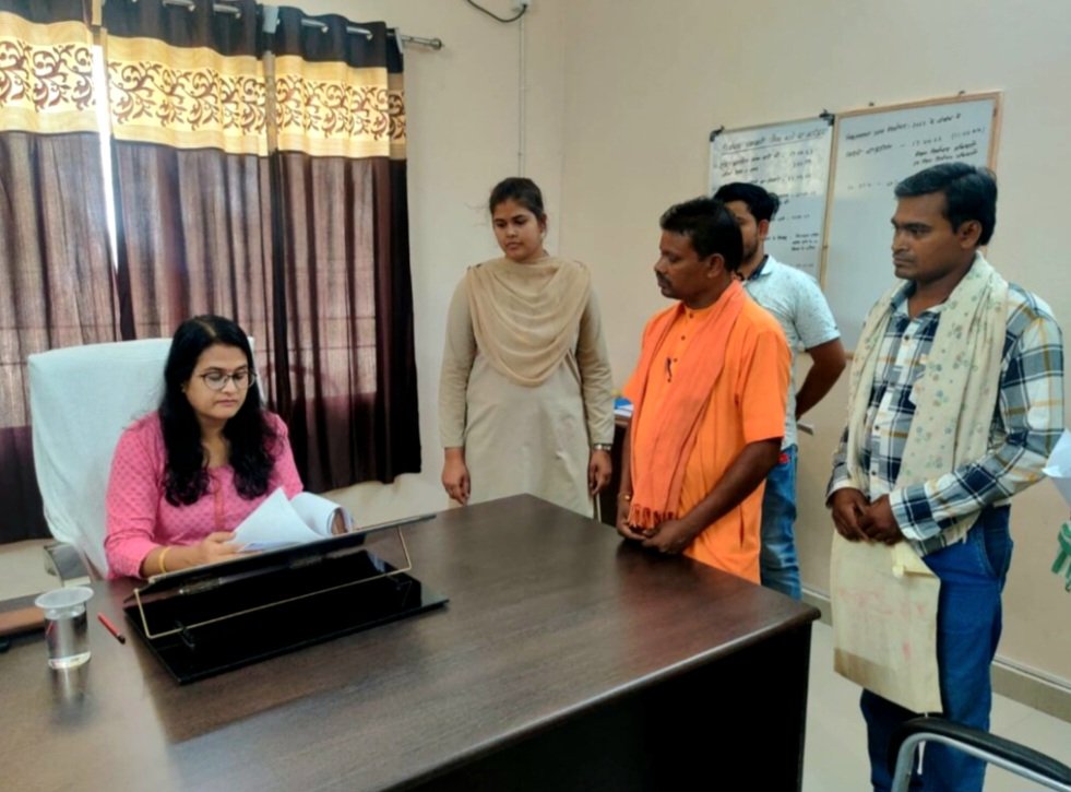 अपर कलेक्टर निष्ठा पाण्डेय तिवारी ने जनदर्शन में सुनी लोगों की समस्याएं .. Kshiti Technologies अपर कलेक्टर निष्ठा पाण्डेय तिवारी ने जनदर्शन में सुनी लोगों की समस्याएं .. Kshiti Technologies