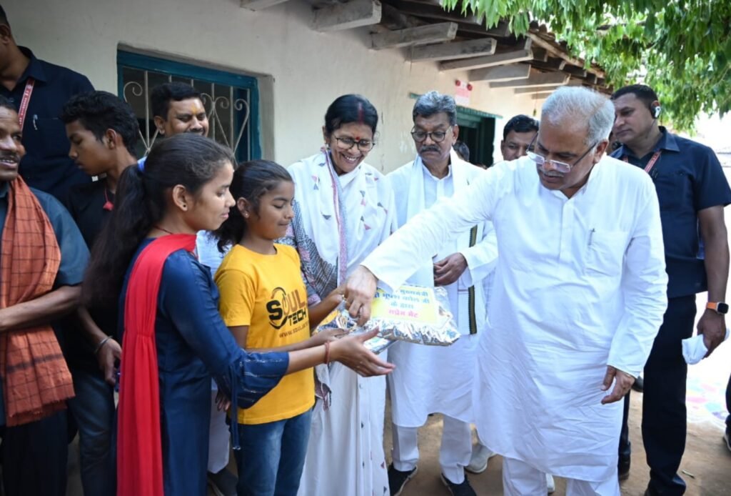 मुख्यमंत्री, विधानसभा अध्यक्ष, प्रभारी मंत्री, राजस्व मंत्री सहित कोरबा सांसद ने ग्राम चिर्रा निवासी किसान सुभाष के घर स्वादिष्ट छत्तीसगढी व्यंजन भोजन का लिया स्वाद .. Kshiti Technologies मुख्यमंत्री, विधानसभा अध्यक्ष, प्रभारी मंत्री, राजस्व मंत्री सहित कोरबा सांसद ने ग्राम चिर्रा निवासी किसान सुभाष के घर स्वादिष्ट छत्तीसगढी व्यंजन भोजन का लिया स्वाद .. Kshiti Technologies