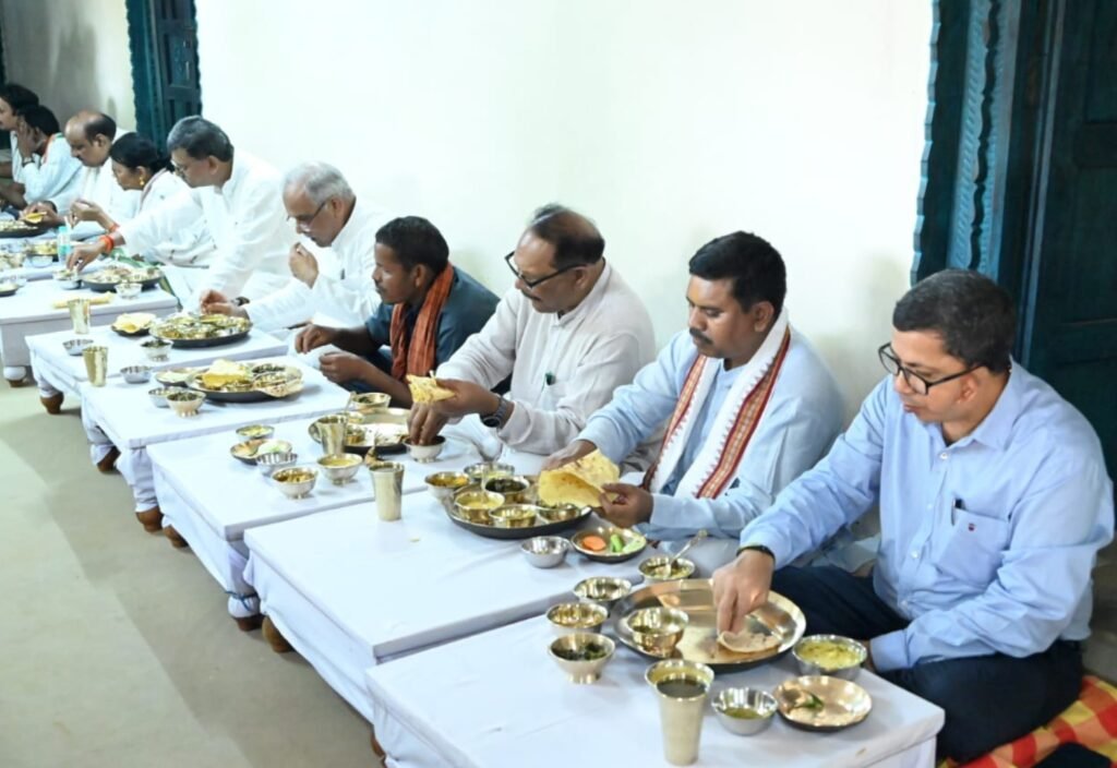 मुख्यमंत्री, विधानसभा अध्यक्ष, प्रभारी मंत्री, राजस्व मंत्री सहित कोरबा सांसद ने ग्राम चिर्रा निवासी किसान सुभाष के घर स्वादिष्ट छत्तीसगढी व्यंजन भोजन का लिया स्वाद .. Kshiti Technologies मुख्यमंत्री, विधानसभा अध्यक्ष, प्रभारी मंत्री, राजस्व मंत्री सहित कोरबा सांसद ने ग्राम चिर्रा निवासी किसान सुभाष के घर स्वादिष्ट छत्तीसगढी व्यंजन भोजन का लिया स्वाद .. Kshiti Technologies