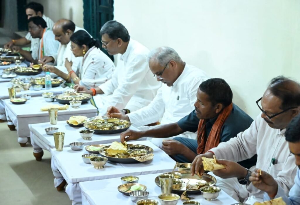 मुख्यमंत्री, विधानसभा अध्यक्ष, प्रभारी मंत्री, राजस्व मंत्री सहित कोरबा सांसद ने ग्राम चिर्रा निवासी किसान सुभाष के घर स्वादिष्ट छत्तीसगढी व्यंजन भोजन का लिया स्वाद .. Kshiti Technologies मुख्यमंत्री, विधानसभा अध्यक्ष, प्रभारी मंत्री, राजस्व मंत्री सहित कोरबा सांसद ने ग्राम चिर्रा निवासी किसान सुभाष के घर स्वादिष्ट छत्तीसगढी व्यंजन भोजन का लिया स्वाद .. Kshiti Technologies