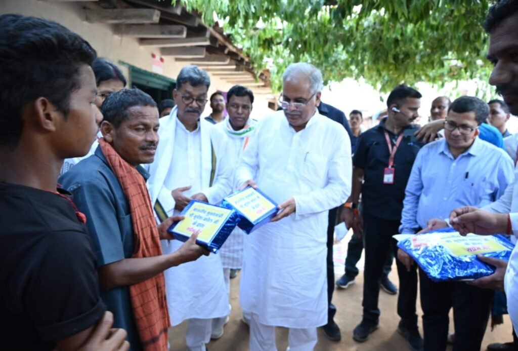 मुख्यमंत्री, विधानसभा अध्यक्ष, प्रभारी मंत्री, राजस्व मंत्री सहित कोरबा सांसद ने ग्राम चिर्रा निवासी किसान सुभाष के घर स्वादिष्ट छत्तीसगढी व्यंजन भोजन का लिया स्वाद .. Kshiti Technologies मुख्यमंत्री, विधानसभा अध्यक्ष, प्रभारी मंत्री, राजस्व मंत्री सहित कोरबा सांसद ने ग्राम चिर्रा निवासी किसान सुभाष के घर स्वादिष्ट छत्तीसगढी व्यंजन भोजन का लिया स्वाद .. Kshiti Technologies