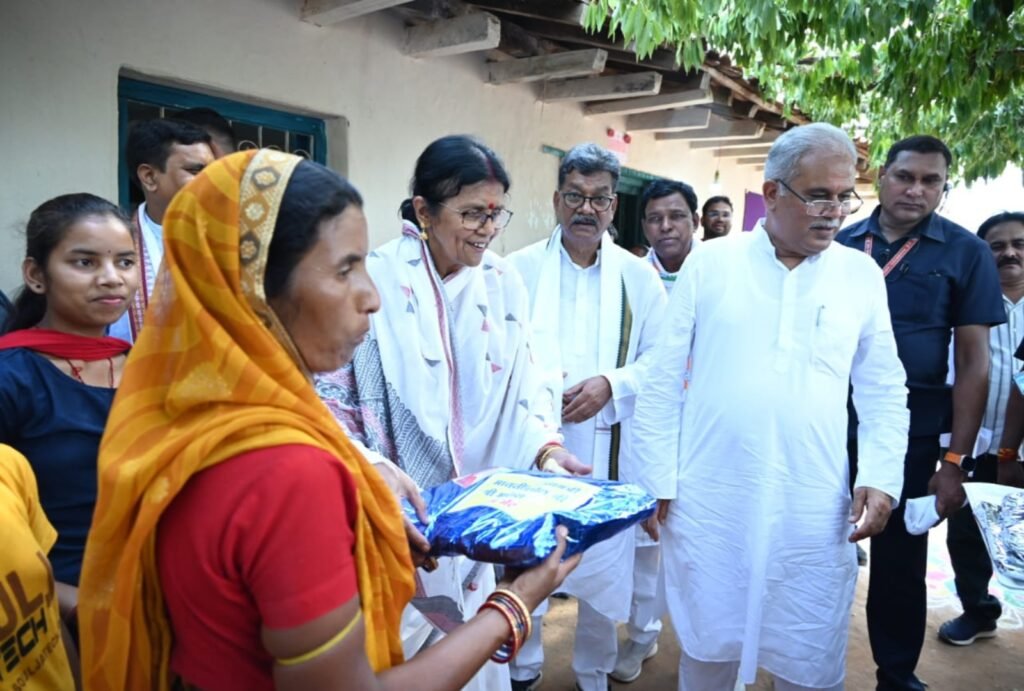 मुख्यमंत्री, विधानसभा अध्यक्ष, प्रभारी मंत्री, राजस्व मंत्री सहित कोरबा सांसद ने ग्राम चिर्रा निवासी किसान सुभाष के घर स्वादिष्ट छत्तीसगढी व्यंजन भोजन का लिया स्वाद .. Kshiti Technologies मुख्यमंत्री, विधानसभा अध्यक्ष, प्रभारी मंत्री, राजस्व मंत्री सहित कोरबा सांसद ने ग्राम चिर्रा निवासी किसान सुभाष के घर स्वादिष्ट छत्तीसगढी व्यंजन भोजन का लिया स्वाद .. Kshiti Technologies