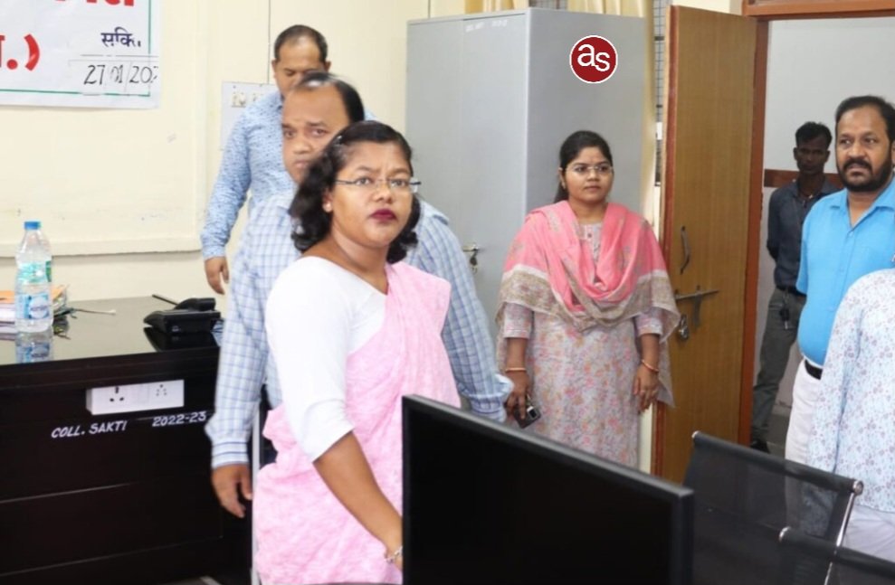 कलेक्टर श्रीमती नूपुर राशि पन्ना ने किया जिला कार्यालय का औचक निरीक्षण .. Kshiti Technologies कलेक्टर श्रीमती नूपुर राशि पन्ना ने किया जिला कार्यालय का औचक निरीक्षण .. Kshiti Technologies