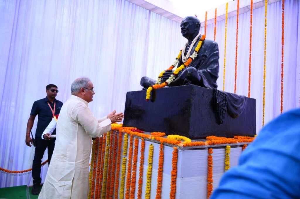 मुख्यमंत्री भूपेश बघेल ने जिला कार्यालय परिसर में राष्ट्रपिता महात्मा गांधी की प्रतिमा में पुष्प अर्पित करते हुए किया नमन .. Kshiti Technologies मुख्यमंत्री भूपेश बघेल ने जिला कार्यालय परिसर में राष्ट्रपिता महात्मा गांधी की प्रतिमा में पुष्प अर्पित करते हुए किया नमन .. Kshiti Technologies