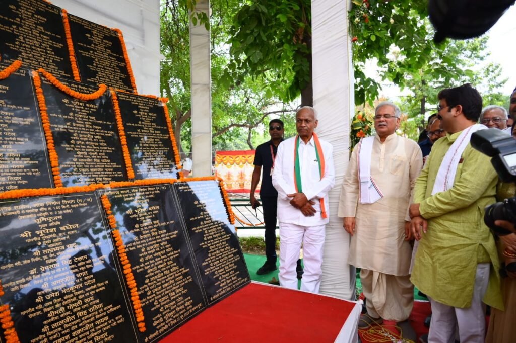 मुख्यमंत्री भूपेश बघेल ने जिला कार्यालय परिसर में राष्ट्रपिता महात्मा गांधी की प्रतिमा में पुष्प अर्पित करते हुए किया नमन .. Kshiti Technologies मुख्यमंत्री भूपेश बघेल ने जिला कार्यालय परिसर में राष्ट्रपिता महात्मा गांधी की प्रतिमा में पुष्प अर्पित करते हुए किया नमन .. Kshiti Technologies