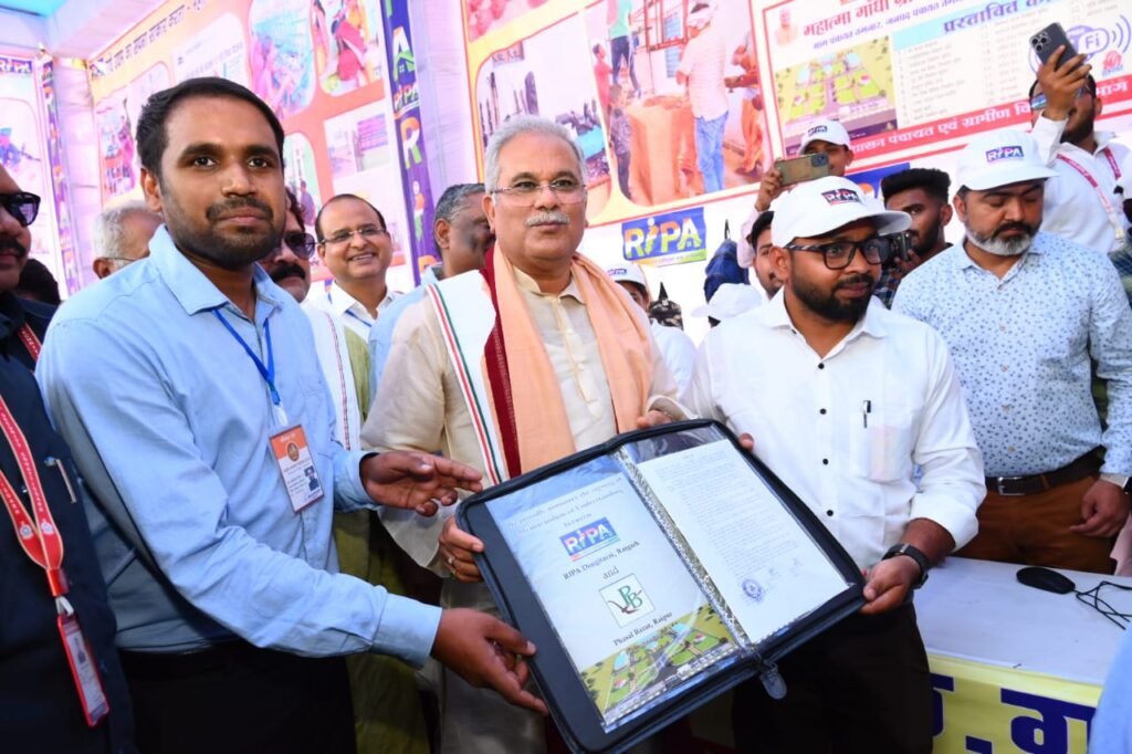 मुख्यमंत्री भूपेश बघेल ने जिला कार्यालय परिसर में राष्ट्रपिता महात्मा गांधी की प्रतिमा में पुष्प अर्पित करते हुए किया नमन .. Kshiti Technologies मुख्यमंत्री भूपेश बघेल ने जिला कार्यालय परिसर में राष्ट्रपिता महात्मा गांधी की प्रतिमा में पुष्प अर्पित करते हुए किया नमन .. Kshiti Technologies