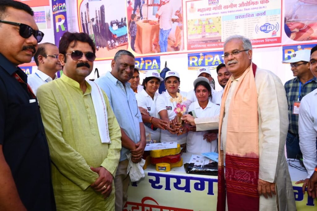 मुख्यमंत्री भूपेश बघेल ने जिला कार्यालय परिसर में राष्ट्रपिता महात्मा गांधी की प्रतिमा में पुष्प अर्पित करते हुए किया नमन .. Kshiti Technologies मुख्यमंत्री भूपेश बघेल ने जिला कार्यालय परिसर में राष्ट्रपिता महात्मा गांधी की प्रतिमा में पुष्प अर्पित करते हुए किया नमन .. Kshiti Technologies