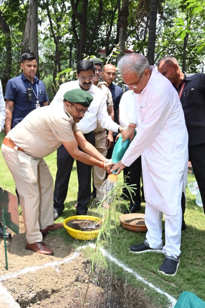 मुख्यमंत्री भूपेश बघेल ने विश्व पर्यावरण दिवस के अवसर पर अपने निवास परिसर में आंवला का पौधा रोपा .. Kshiti Technologies मुख्यमंत्री भूपेश बघेल ने विश्व पर्यावरण दिवस के अवसर पर अपने निवास परिसर में आंवला का पौधा रोपा .. Kshiti Technologies