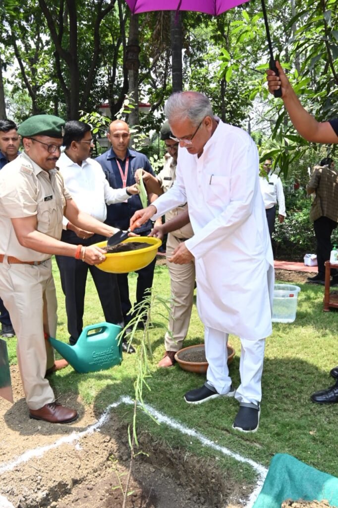 मुख्यमंत्री भूपेश बघेल ने विश्व पर्यावरण दिवस के अवसर पर अपने निवास परिसर में आंवला का पौधा रोपा .. Kshiti Technologies मुख्यमंत्री भूपेश बघेल ने विश्व पर्यावरण दिवस के अवसर पर अपने निवास परिसर में आंवला का पौधा रोपा .. Kshiti Technologies