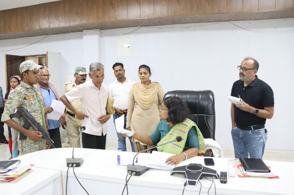 कलेक्टर ने जनदर्शन के माध्यम से सुनी दूरदराज से आए लोगो की समस्याएं .. Kshiti Technologies कलेक्टर ने जनदर्शन के माध्यम से सुनी दूरदराज से आए लोगो की समस्याएं .. Kshiti Technologies