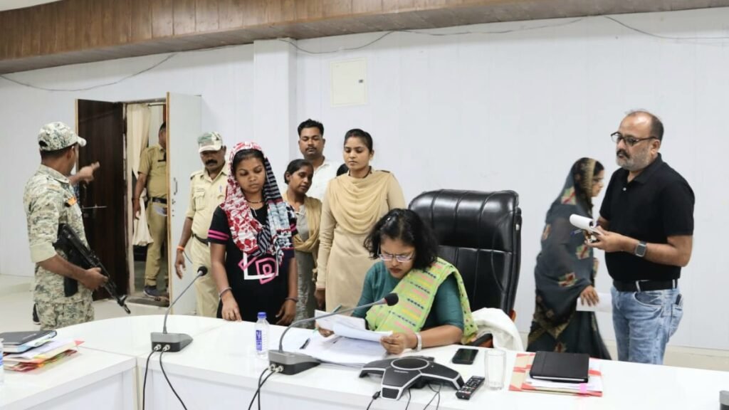 कलेक्टर ने जनदर्शन के माध्यम से सुनी दूरदराज से आए लोगो की समस्याएं .. Kshiti Technologies कलेक्टर ने जनदर्शन के माध्यम से सुनी दूरदराज से आए लोगो की समस्याएं .. Kshiti Technologies