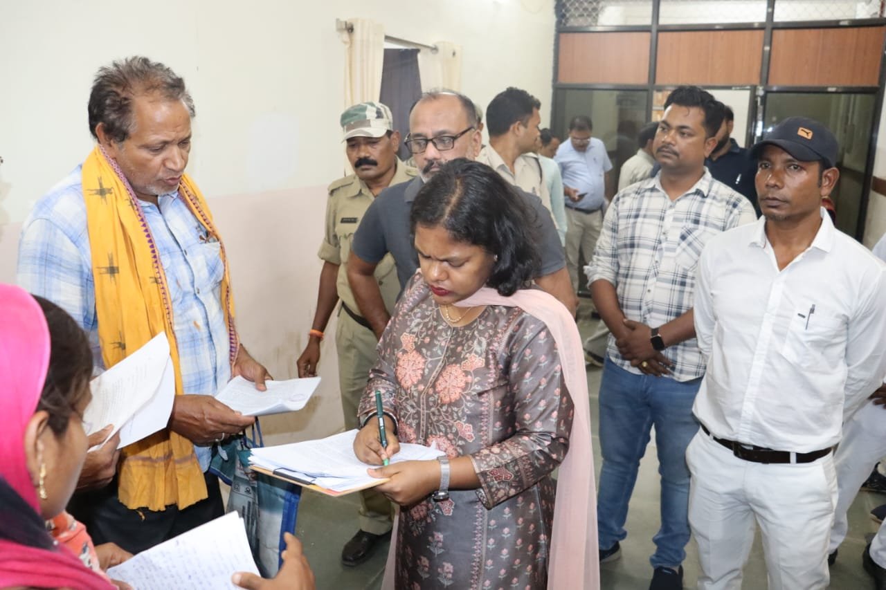 कलेक्टर ने जनदर्शन में आमजनों की सुनी समस्याएं, आवेदनों का त्वरित निराकरण करने के दिए निर्देश .. Kshiti Technologies कलेक्टर ने जनदर्शन में आमजनों की सुनी समस्याएं, आवेदनों का त्वरित निराकरण करने के दिए निर्देश .. Kshiti Technologies