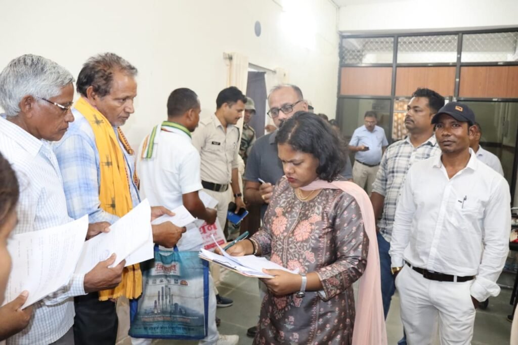 कलेक्टर ने जनदर्शन में आमजनों की सुनी समस्याएं, आवेदनों का त्वरित निराकरण करने के दिए निर्देश .. Kshiti Technologies कलेक्टर ने जनदर्शन में आमजनों की सुनी समस्याएं, आवेदनों का त्वरित निराकरण करने के दिए निर्देश .. Kshiti Technologies
