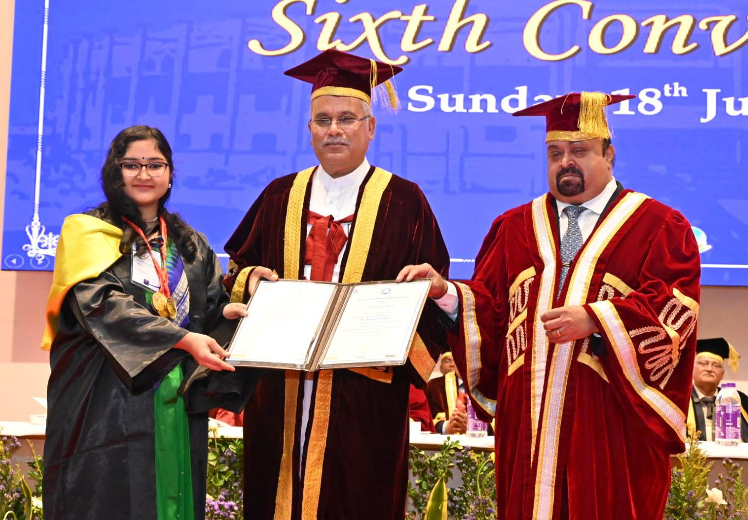 हिदायतुल्लाह नेशनल लॉ यूनिवर्सिटी के दीक्षांत समारोह में शामिल हुए मुख्यमंत्री .. Kshiti Technologies हिदायतुल्लाह नेशनल लॉ यूनिवर्सिटी के दीक्षांत समारोह में शामिल हुए मुख्यमंत्री .. Kshiti Technologies