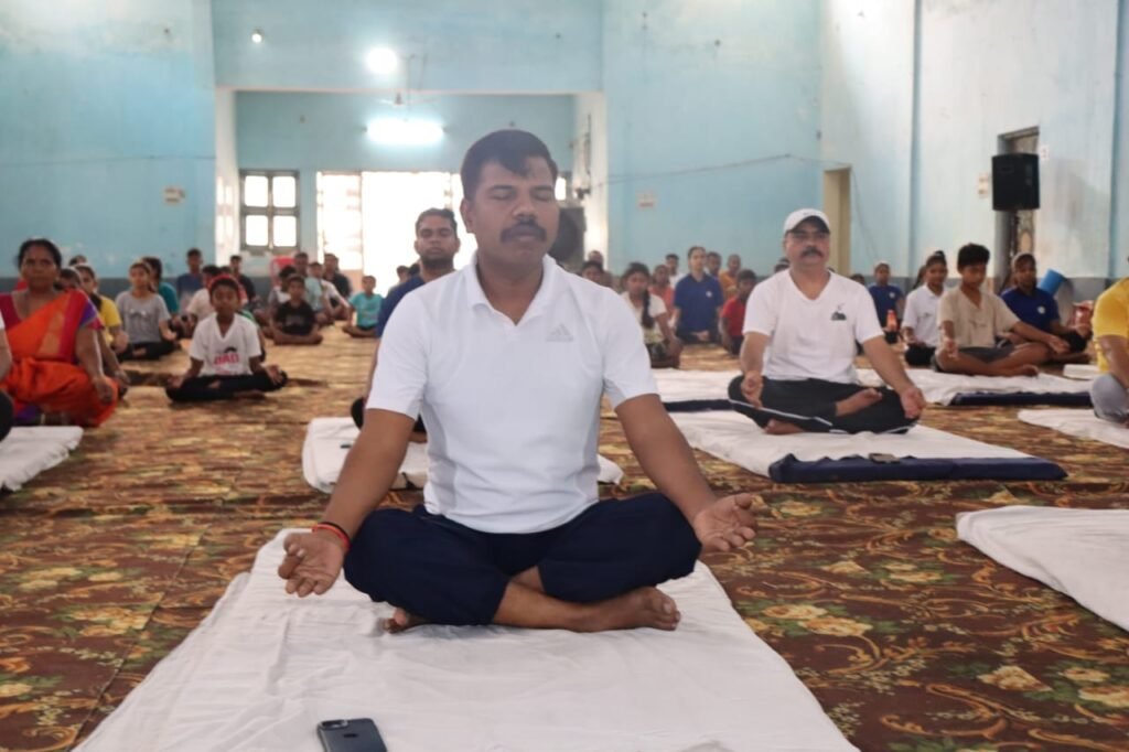 नवम अंतर्राष्ट्रीय योग दिवस के अवसर पर सक्ती नगर में जिला स्तरीय योग दिवस कार्यक्रम चंद्रपुर विधायक रामकुमार यादव के मुख्य आतिथ्य में हुआ आयोजित .. Kshiti Technologies नवम अंतर्राष्ट्रीय योग दिवस के अवसर पर सक्ती नगर में जिला स्तरीय योग दिवस कार्यक्रम चंद्रपुर विधायक रामकुमार यादव के मुख्य आतिथ्य में हुआ आयोजित .. Kshiti Technologies