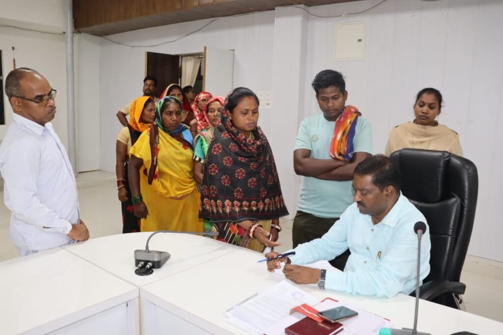 जनदर्शन में प्रभारी कलेक्टर बीरेंद्र लकड़ा ने सुनी आमलोगों की समस्याएं .. Kshiti Technologies जनदर्शन में प्रभारी कलेक्टर बीरेंद्र लकड़ा ने सुनी आमलोगों की समस्याएं .. Kshiti Technologies