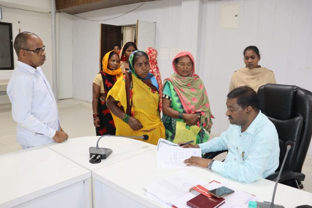 जनदर्शन में प्रभारी कलेक्टर बीरेंद्र लकड़ा ने सुनी आमलोगों की समस्याएं .. Kshiti Technologies जनदर्शन में प्रभारी कलेक्टर बीरेंद्र लकड़ा ने सुनी आमलोगों की समस्याएं .. Kshiti Technologies