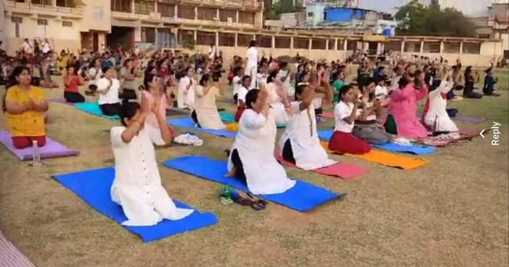"भारत योग शक्ति परिषद" द्वारा नौवें अंतर्राष्ट्रीय योग दिवस पर "एक विश्व-एक स्वास्थ्य" थीम पर योगाभ्यास कार्यक्रम का किया आयोजन" .. Kshiti Technologies "भारत योग शक्ति परिषद" द्वारा नौवें अंतर्राष्ट्रीय योग दिवस पर "एक विश्व-एक स्वास्थ्य" थीम पर योगाभ्यास कार्यक्रम का किया आयोजन" .. Kshiti Technologies