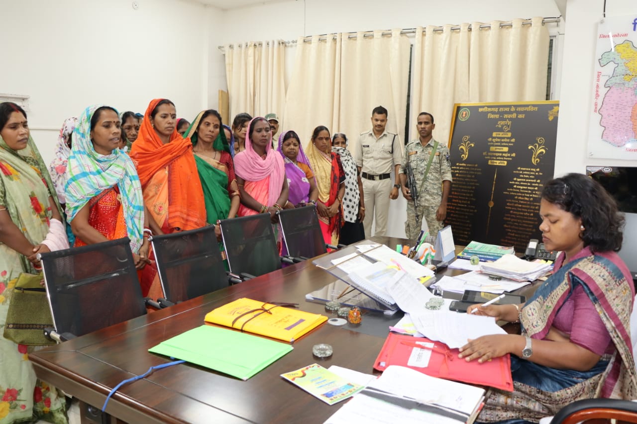 जनदर्शन में कलेक्टर को अपनी समस्याएं बताने दूर-दूर के गांव से पहुंच रहे ग्रामीण .. Kshiti Technologies जनदर्शन में कलेक्टर को अपनी समस्याएं बताने दूर-दूर के गांव से पहुंच रहे ग्रामीण .. Kshiti Technologies