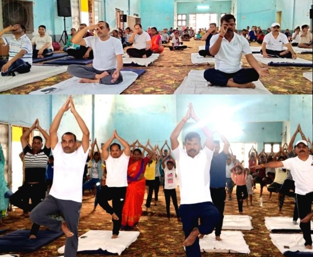 नवम अंतर्राष्ट्रीय योग दिवस के अवसर पर सक्ती नगर में जिला स्तरीय योग दिवस कार्यक्रम चंद्रपुर विधायक रामकुमार यादव के मुख्य आतिथ्य में हुआ आयोजित .. Kshiti Technologies नवम अंतर्राष्ट्रीय योग दिवस के अवसर पर सक्ती नगर में जिला स्तरीय योग दिवस कार्यक्रम चंद्रपुर विधायक रामकुमार यादव के मुख्य आतिथ्य में हुआ आयोजित .. Kshiti Technologies