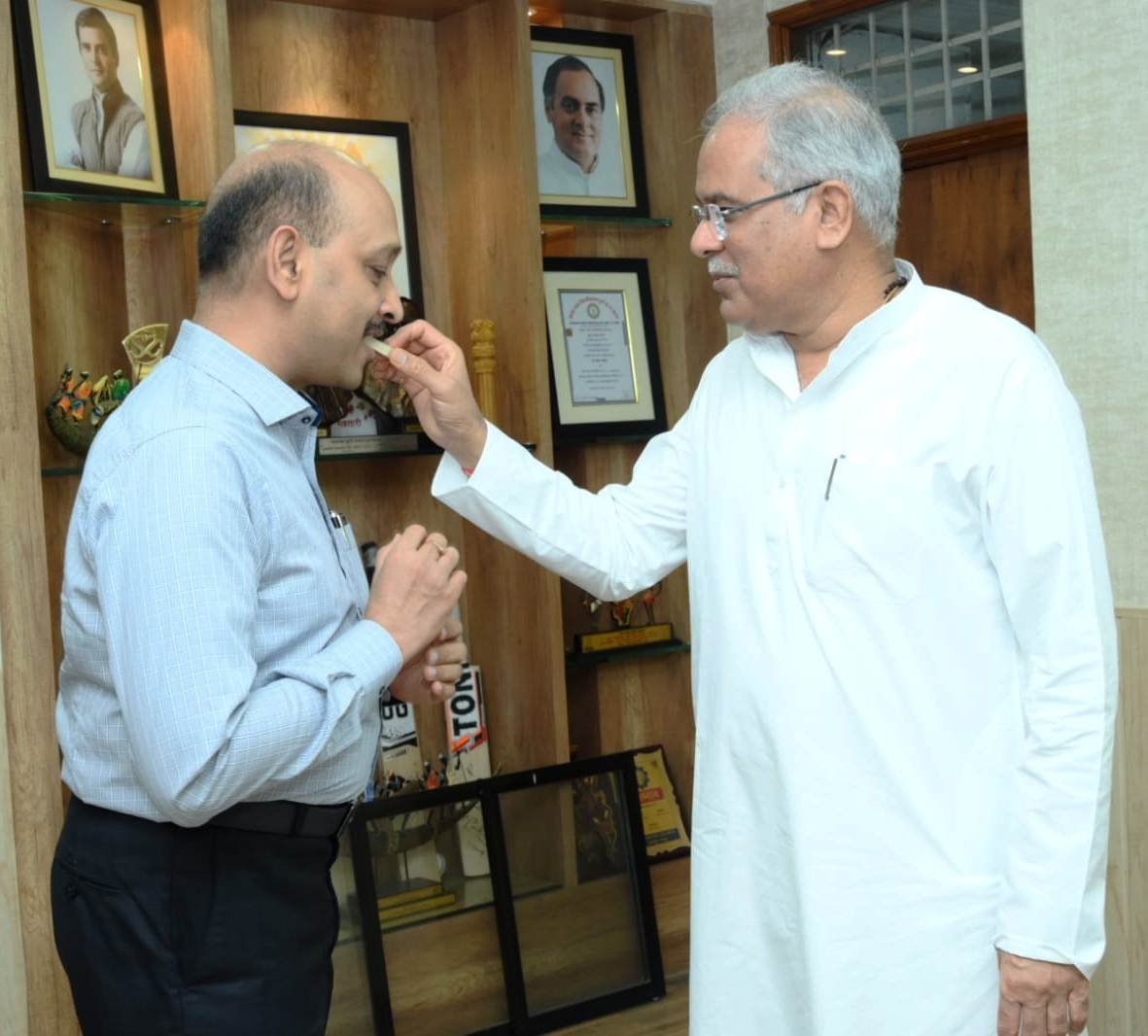 मुख्यमंत्री भूपेश बघेल ने अपर मुख्य सचिव सुब्रत साहू को दी जन्मदिन की बधाई .. Kshiti Technologies मुख्यमंत्री भूपेश बघेल ने अपर मुख्य सचिव सुब्रत साहू को दी जन्मदिन की बधाई .. Kshiti Technologies