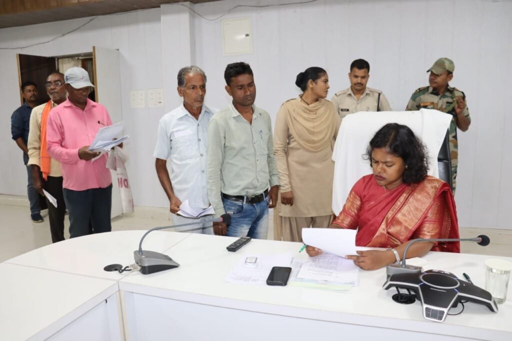 कलेक्टर को जनदर्शन के माध्यम से अपनी समस्याएं बताने के लिए दूर-दूर के गांव से पहुंच रहे ग्रामीण .. Kshiti Technologies कलेक्टर को जनदर्शन के माध्यम से अपनी समस्याएं बताने के लिए दूर-दूर के गांव से पहुंच रहे ग्रामीण .. Kshiti Technologies
