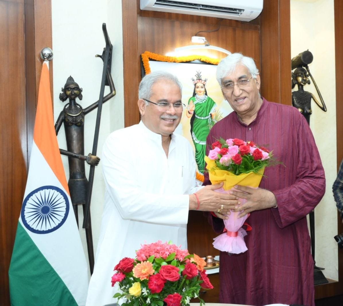 केबिनेट की बैठक शुरू होने के पहले प्रदेश के उप मुख्यमंत्री सिंहदेव को मुख्यमंत्री ने पुष्पगुच्छ भेंट कर उनका स्वागत किया .. Kshiti Technologies केबिनेट की बैठक शुरू होने के पहले प्रदेश के उप मुख्यमंत्री सिंहदेव को मुख्यमंत्री ने पुष्पगुच्छ भेंट कर उनका स्वागत किया .. Kshiti Technologies