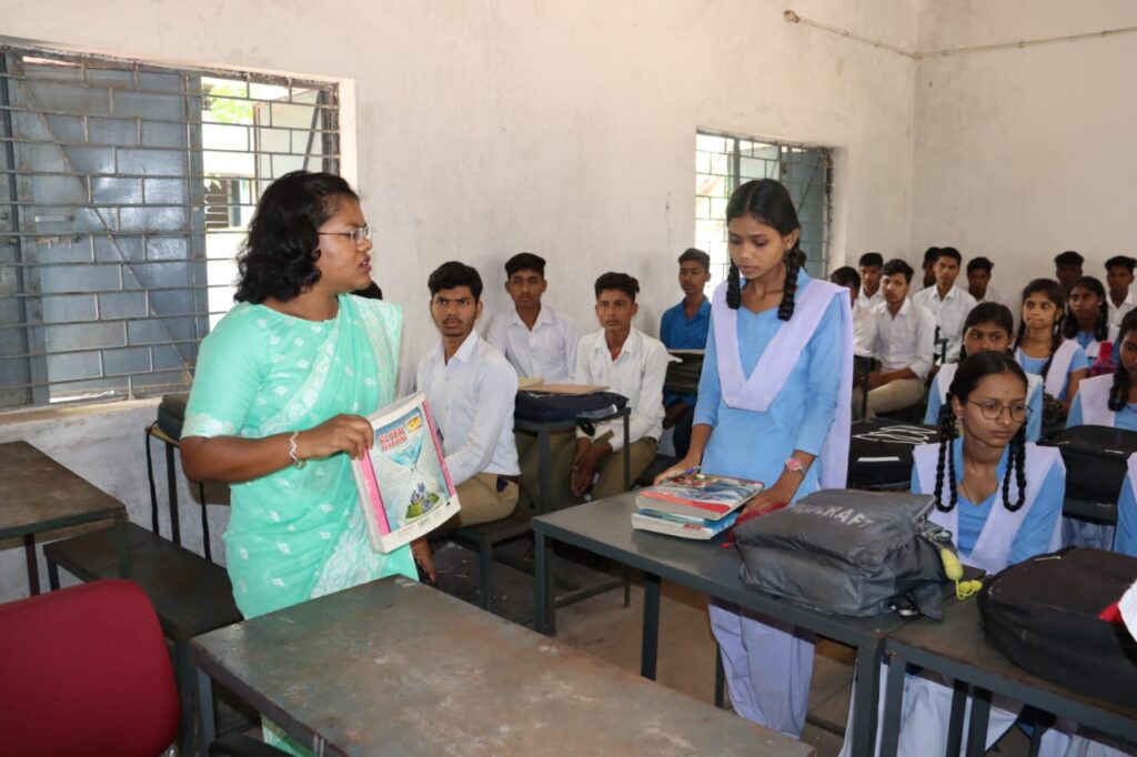 कलेक्टर और एसपी ने किया जिले के स्कूलों एवं विभिन्न मतदान केंद्रों का निरीक्षण .. Kshiti Technologies कलेक्टर और एसपी ने किया जिले के स्कूलों एवं विभिन्न मतदान केंद्रों का निरीक्षण .. Kshiti Technologies