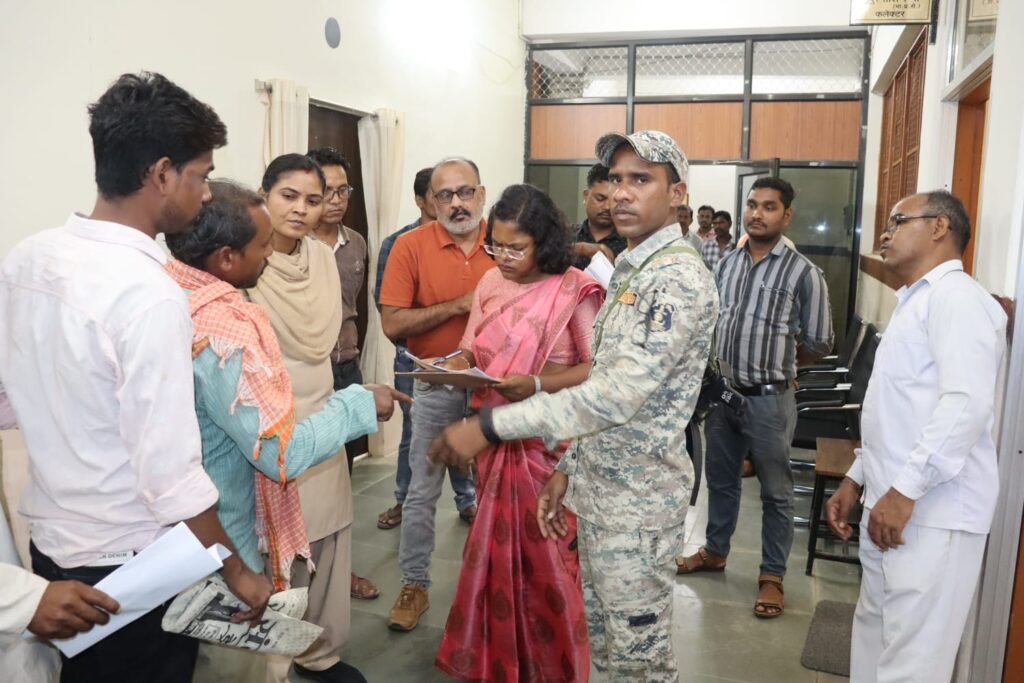 कलेक्टर नूपुर राशि पन्ना से जनदर्शन में अपनी समस्याएं बताने दूर-दूर के गांव से पहुंच रहे लोग .. Kshiti Technologies कलेक्टर नूपुर राशि पन्ना से जनदर्शन में अपनी समस्याएं बताने दूर-दूर के गांव से पहुंच रहे लोग .. Kshiti Technologies