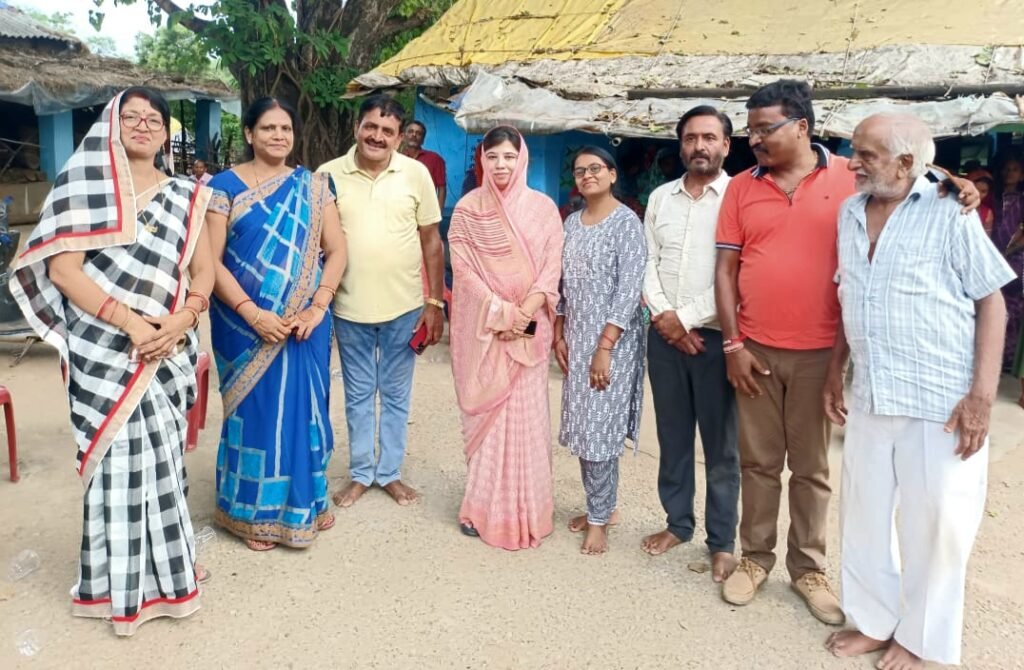 चंद्रपुर विधानसभा के ग्रामीण क्षेत्रों में संयोगिता युद्धवीर सिंह जूदेव के साथ रामकुमार गवेल एवं श्रीमती गीता गवेल का जनसंपर्क अभियान जारी .. Kshiti Technologies चंद्रपुर विधानसभा के ग्रामीण क्षेत्रों में संयोगिता युद्धवीर सिंह जूदेव के साथ रामकुमार गवेल एवं श्रीमती गीता गवेल का जनसंपर्क अभियान जारी .. Kshiti Technologies