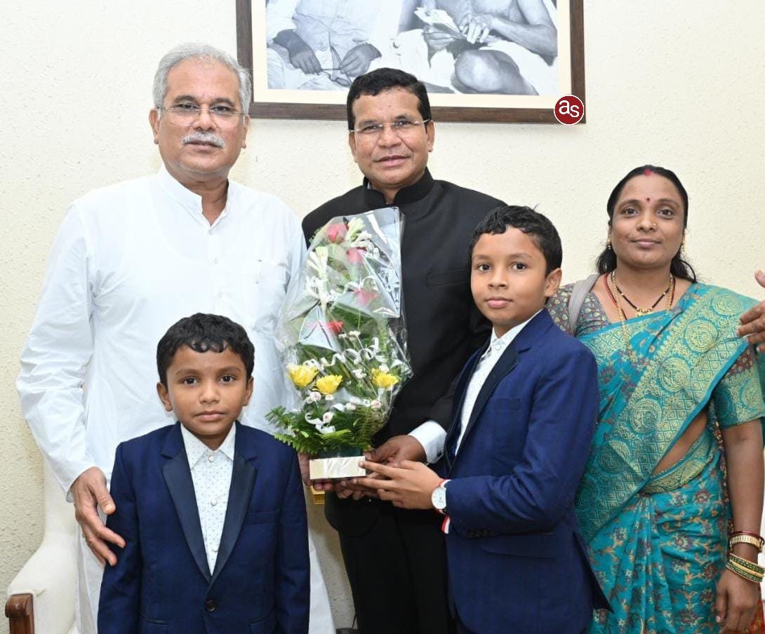 मुख्यमंत्री से नवनियुक्त मंत्री मोहन मरकाम ने सपरिवार की सौजन्य मुलाकात .. Kshiti Technologies मुख्यमंत्री से नवनियुक्त मंत्री मोहन मरकाम ने सपरिवार की सौजन्य मुलाकात .. Kshiti Technologies