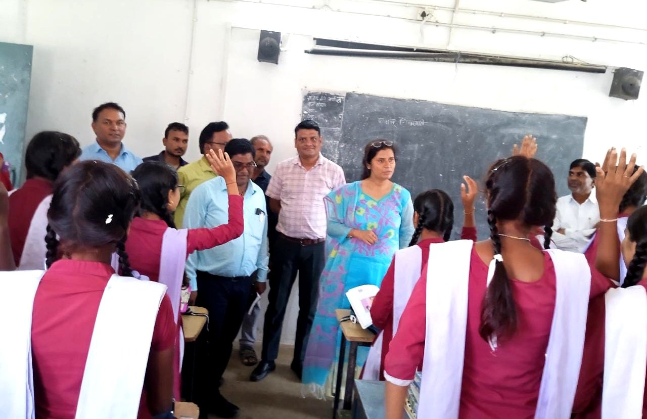 कलेक्टर डॉ. सिद्दीकी ने विद्यालयों के निर्माण कार्यों के लिए सुझाव दिए .. Kshiti Technologies