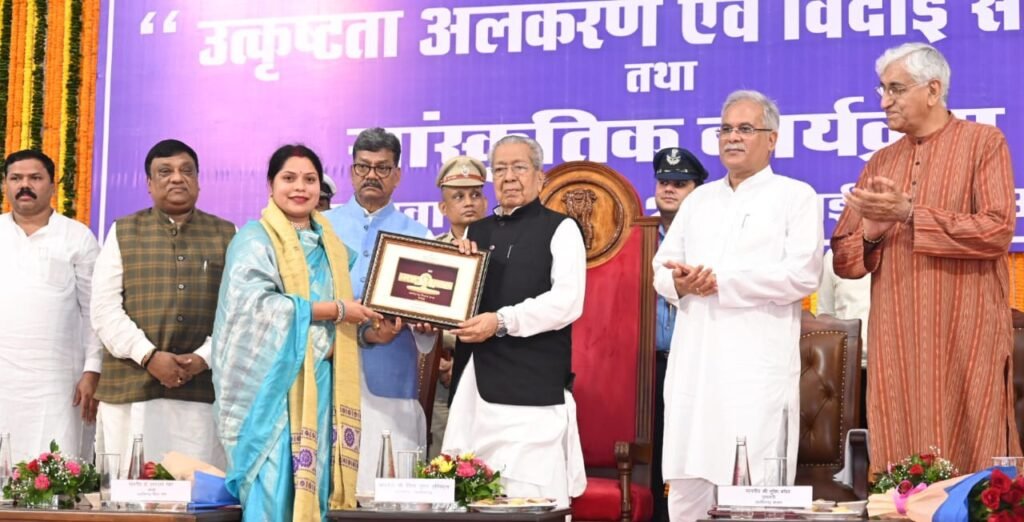 सम्मान से बेहतर कार्य करने की मिलती है प्रेरणा - राज्यपाल श्री हरिचंदन .. Kshiti Technologies सम्मान से बेहतर कार्य करने की मिलती है प्रेरणा - राज्यपाल श्री हरिचंदन .. Kshiti Technologies