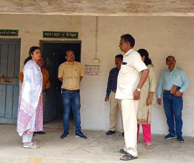 कलेक्टर डॉ. फरिहा आलम सिद्दीकी ने जिले के दो स्वामी आत्मानंद विद्यालय का औचक निरीक्षण किया .. Kshiti Technologies
