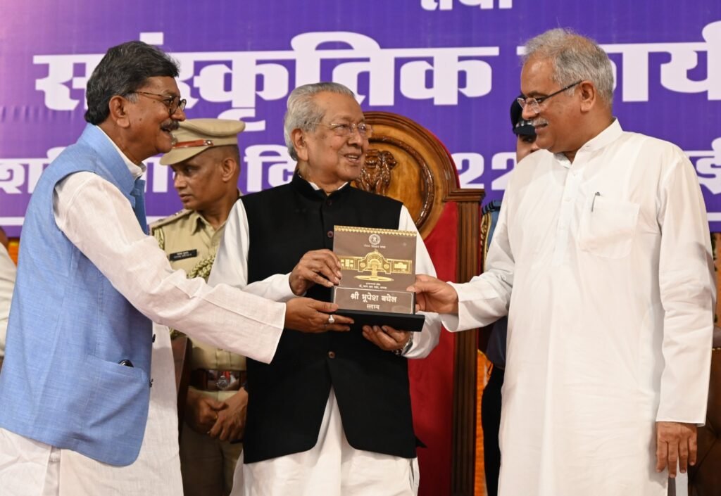 सम्मान से बेहतर कार्य करने की मिलती है प्रेरणा - राज्यपाल श्री हरिचंदन .. Kshiti Technologies सम्मान से बेहतर कार्य करने की मिलती है प्रेरणा - राज्यपाल श्री हरिचंदन .. Kshiti Technologies